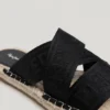 Flache Sandalen mit gekreuzten Riemen
