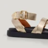 Flache Sandalen mit gekreuzten Riemen