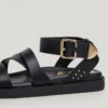 Flache Sandalen mit gekreuzten Riemen