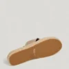 Flache Sandalen mit gekreuzten Riemen