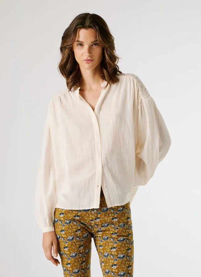Fließende Bluse mit Stehkragen Fließende Bluse mit Stehkragen