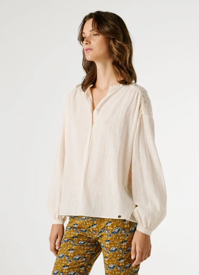 Fließende Bluse mit Stehkragen Fließende Bluse mit Stehkragen