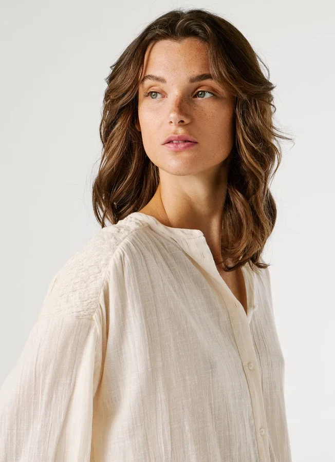 Fließende Bluse mit Stehkragen Fließende Bluse mit Stehkragen