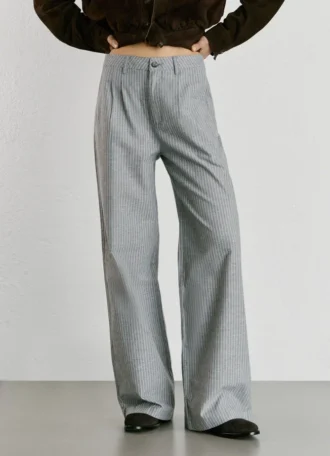 Gerade gestreifte Hose