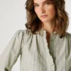 Gestreifte Bluse mit Stehkragen Gestreifte Bluse mit Stehkragen