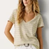 Gestreiftes T-Shirt mit V-Ausschnitt
