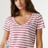 Gestreiftes T-Shirt mit V-Ausschnitt