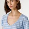 Gestreiftes T-Shirt mit V-Ausschnitt