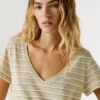 Gestreiftes T-Shirt mit V-Ausschnitt