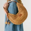 Halbmondförmige Raffia-Handtasche