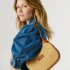Halbmondförmige Raffia-Handtasche