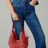 Halbmondförmige Raffia-Handtasche