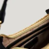 Halbmondförmige Raffia-Handtasche