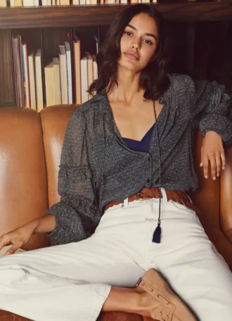 Halbtransparente Bluse mit Rüschen