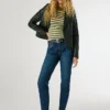 High-Rise-Jeans mit schmal zulaufender Passform – Violett High-Rise-Jeans mit schmal zulaufender Passform – Violett