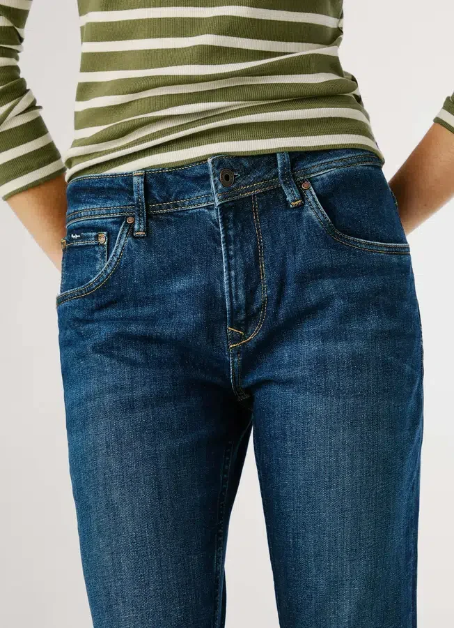 High-Rise-Jeans mit schmal zulaufender Passform – Violett High-Rise-Jeans mit schmal zulaufender Passform – Violett