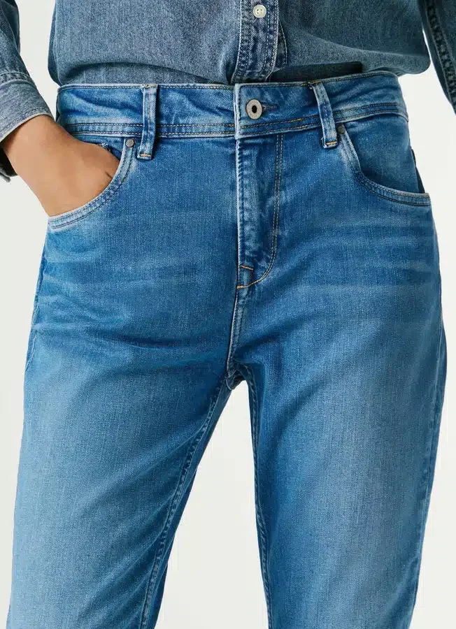 High-Rise-Jeans mit schmal zulaufender Passform – Violett High-Rise-Jeans mit schmal zulaufender Passform – Violett