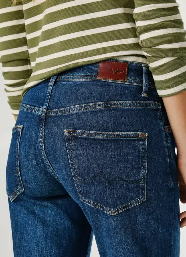 High-Rise-Jeans mit schmal zulaufender Passform – Violett High-Rise-Jeans mit schmal zulaufender Passform – Violett