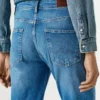 High-Rise-Jeans mit schmal zulaufender Passform – Violett High-Rise-Jeans mit schmal zulaufender Passform – Violett
