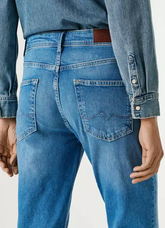 High-Rise-Jeans mit schmal zulaufender Passform – Violett High-Rise-Jeans mit schmal zulaufender Passform – Violett