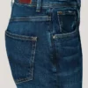 High-Rise-Jeans mit schmal zulaufender Passform – Violett High-Rise-Jeans mit schmal zulaufender Passform – Violett