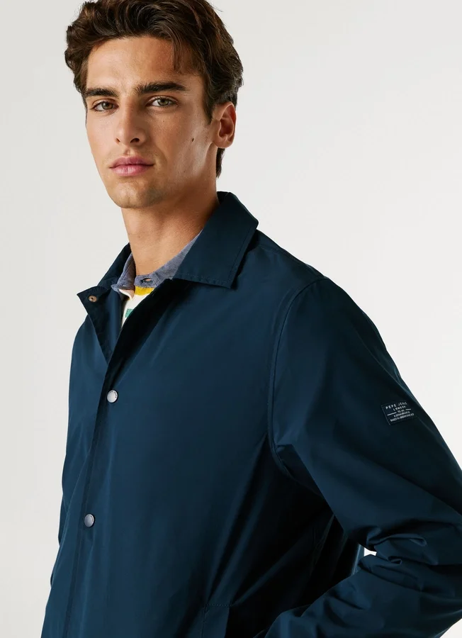 Jacke mit Druckknöpfen Jacke mit Druckknöpfen