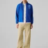 Jacke mit hohem Kragen und Logo