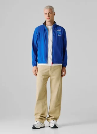 Jacke mit hohem Kragen und Logo
