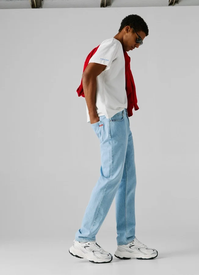 Jeans mit gerader Passform und mittlerer Leibhöhe Jeans mit gerader Passform und mittlerer Leibhöhe