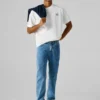Jeans mit gerader Passform und mittlerer Leibhöhe Jeans mit gerader Passform und mittlerer Leibhöhe