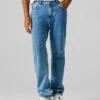Jeans mit gerader Passform und mittlerer Leibhöhe Jeans mit gerader Passform und mittlerer Leibhöhe