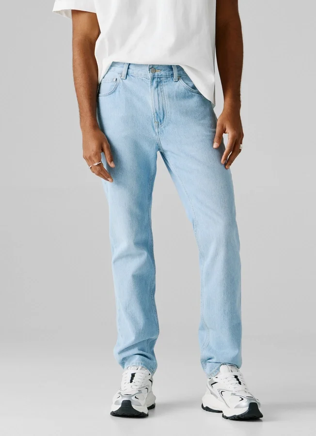 Jeans mit gerader Passform und mittlerer Leibhöhe Jeans mit gerader Passform und mittlerer Leibhöhe