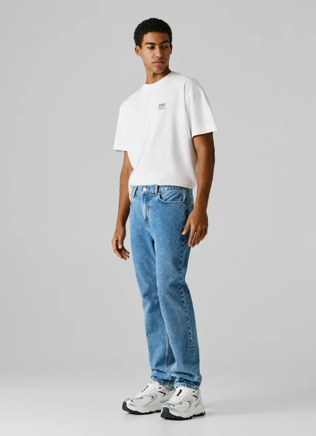 Jeans mit gerader Passform und mittlerer Leibhöhe Jeans mit gerader Passform und mittlerer Leibhöhe