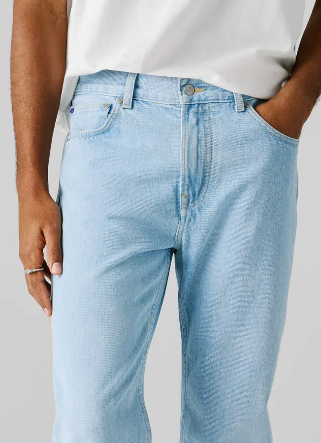 Jeans mit gerader Passform und mittlerer Leibhöhe Jeans mit gerader Passform und mittlerer Leibhöhe
