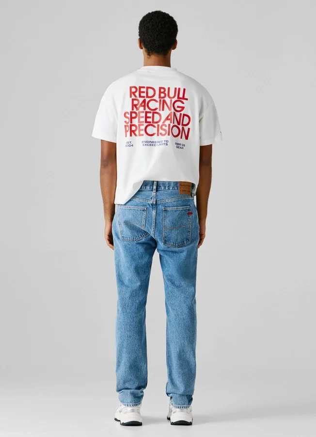 Jeans mit gerader Passform und mittlerer Leibhöhe Jeans mit gerader Passform und mittlerer Leibhöhe