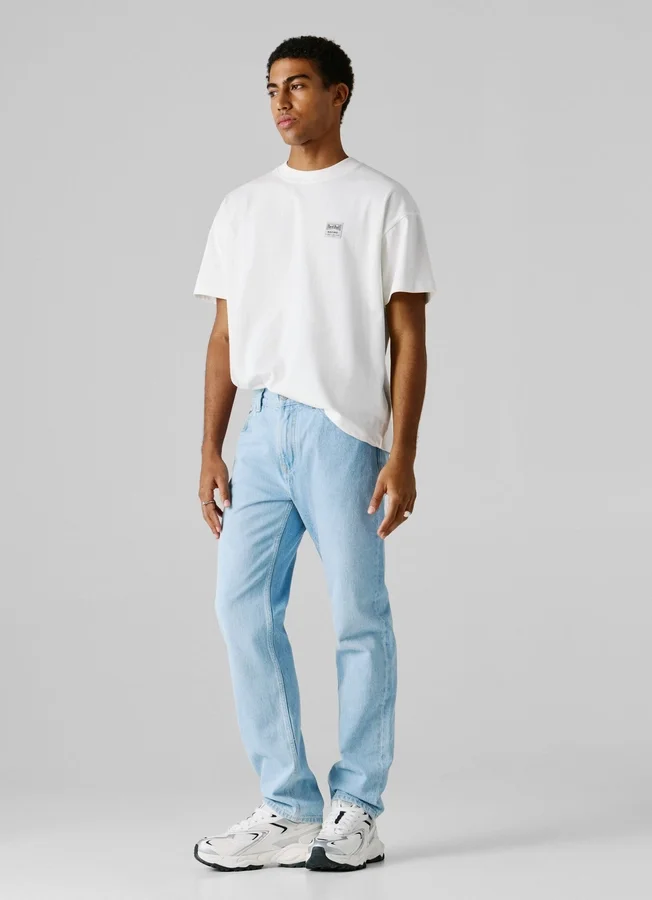 Jeans mit gerader Passform und mittlerer Leibhöhe Jeans mit gerader Passform und mittlerer Leibhöhe