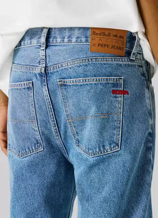 Jeans mit gerader Passform und mittlerer Leibhöhe Jeans mit gerader Passform und mittlerer Leibhöhe