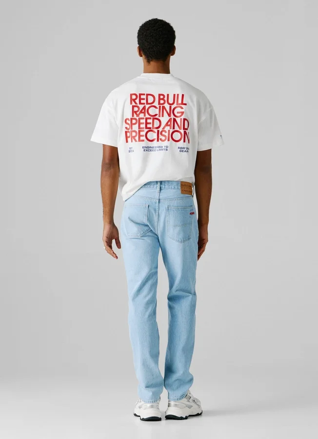 Jeans mit gerader Passform und mittlerer Leibhöhe Jeans mit gerader Passform und mittlerer Leibhöhe