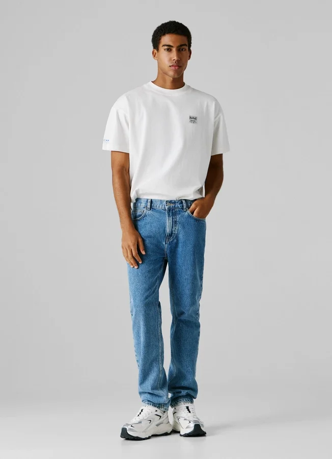 Jeans mit gerader Passform und mittlerer Leibhöhe Jeans mit gerader Passform und mittlerer Leibhöhe