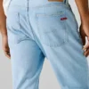 Jeans mit gerader Passform und mittlerer Leibhöhe Jeans mit gerader Passform und mittlerer Leibhöhe