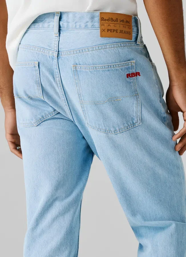 Jeans mit gerader Passform und mittlerer Leibhöhe Jeans mit gerader Passform und mittlerer Leibhöhe
