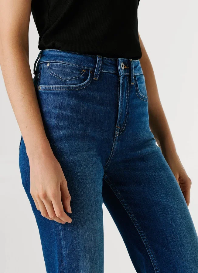 Jeans mit hoher Leibhöhe und ausgestelltem Schnitt – Willa Jeans mit hoher Leibhöhe und ausgestelltem Schnitt – Willa