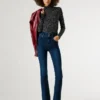 Jeans mit hoher Taille und ausgestelltem Schnitt Jeans mit hoher Taille und ausgestelltem Schnitt
