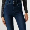 Jeans mit hoher Taille und ausgestelltem Schnitt Jeans mit hoher Taille und ausgestelltem Schnitt