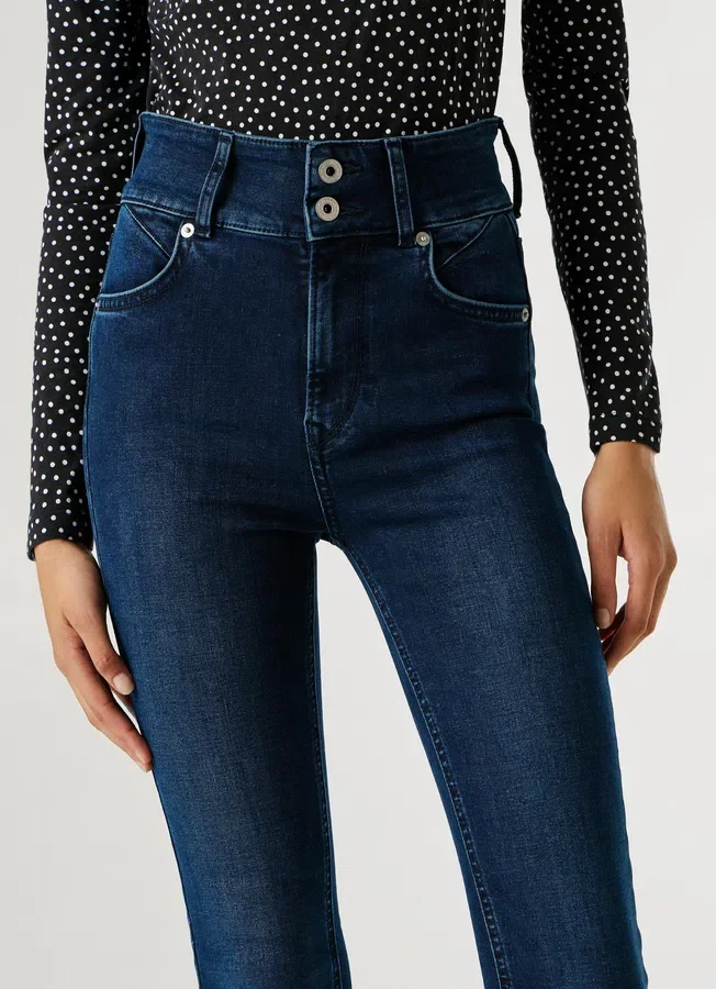 Jeans mit hoher Taille und ausgestelltem Schnitt Jeans mit hoher Taille und ausgestelltem Schnitt