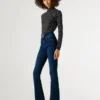 Jeans mit hoher Taille und ausgestelltem Schnitt Jeans mit hoher Taille und ausgestelltem Schnitt