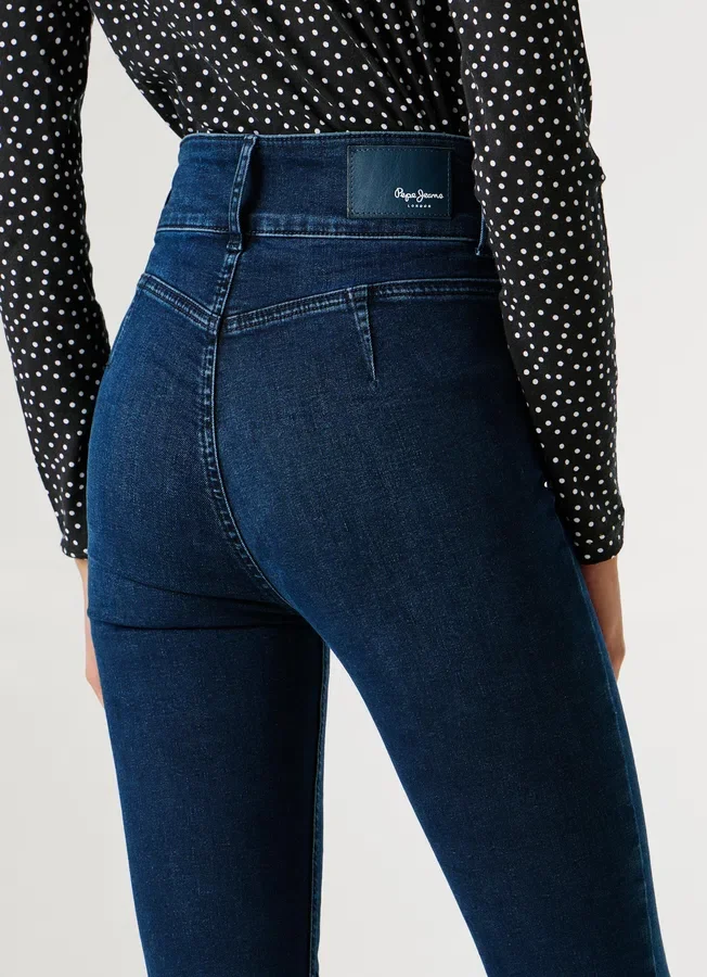Jeans mit hoher Taille und ausgestelltem Schnitt Jeans mit hoher Taille und ausgestelltem Schnitt