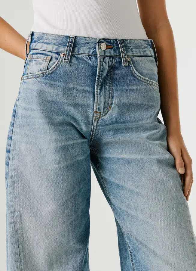 Jeans mit mittlerer Leibhöhe und lockerer Passform Jeans mit mittlerer Leibhöhe und lockerer Passform
