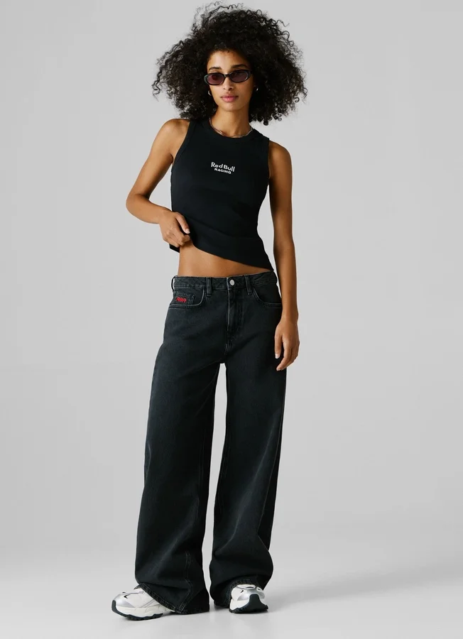 Jeans mit mittlerer Leibhöhe und weitem Schnitt Jeans mit mittlerer Leibhöhe und weitem Schnitt