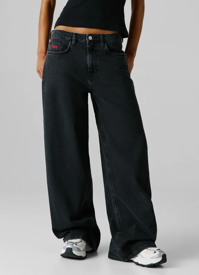 Jeans mit mittlerer Leibhöhe und weitem Schnitt Jeans mit mittlerer Leibhöhe und weitem Schnitt